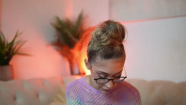 Snapshot of AileenKiss chatting on 10-07-25, 06:16 AileenKiss online show from 10-07-25, 06:16