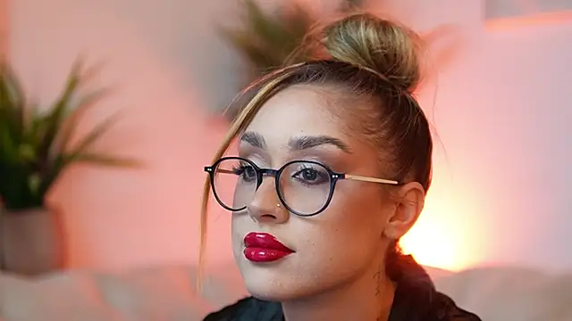 Snapshot of AileenKiss chatting on 10-20-25, 06:41 AileenKiss online show from 10-20-25, 06:41