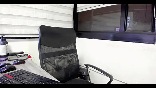 Xander Taylor  online show from 10-24-25, 05:04