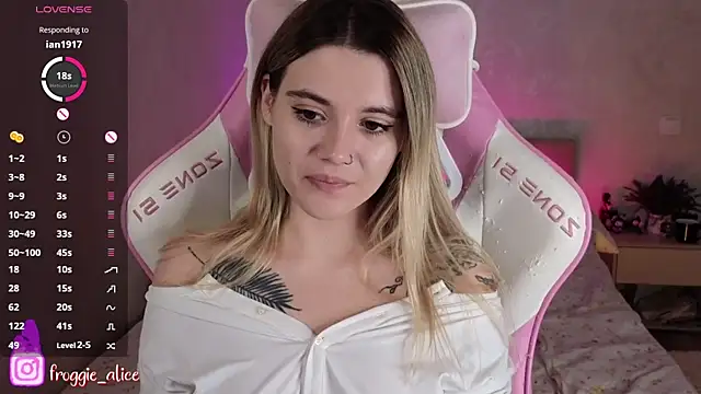 Snapshot of AliceIvory chatting on 10-04-25, 07:45 AliceIvory online show from 10-04-25, 07:45