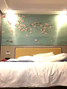 Snapshot of Mile-m chatting on 11-04-25, 10:14 Mile-m online show from 11-04-25, 10:14