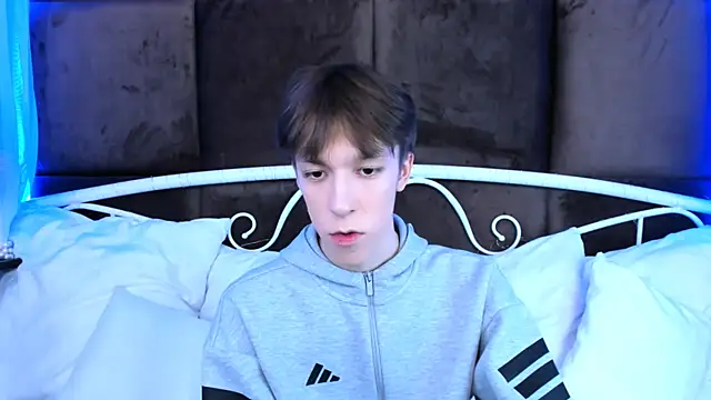 Snapshot of MarkBranston chatting on 11-15-25, 02:46 MarkBranston online show from 11-15-25, 02:46