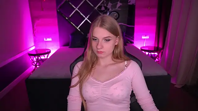 ViviAnneD online show from 10-18-25, 07:47