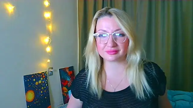Snapshot of Mila5361 chatting on 10-20-25, 10:43 Mila5361 online show from 10-20-25, 10:43