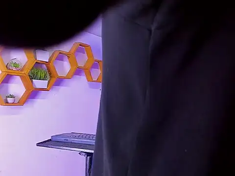 Play boys Hot2 online show from 10-10-25, 12:59