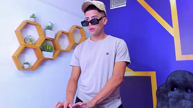 Play boys Hot2 online show from 10-13-25, 12:16