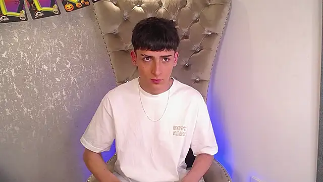 Snapshot of MateoMitchell chatting on 10-17-25, 04:04 MateoMitchell online show from 10-17-25, 04:04