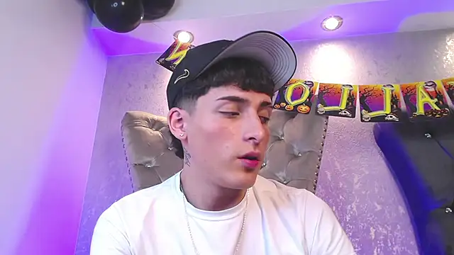 Snapshot of MateoMitchell chatting on 10-18-25, 05:21 MateoMitchell online show from 10-18-25, 05:21