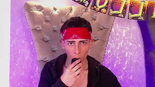 Snapshot of MateoMitchell chatting on 10-19-25, 05:08 MateoMitchell online show from 10-19-25, 05:08