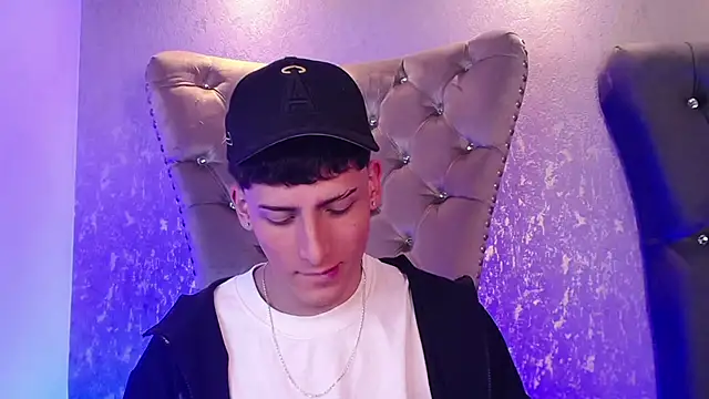 Snapshot of MateoMitchell chatting on 10-22-25, 04:57 MateoMitchell online show from 10-22-25, 04:57