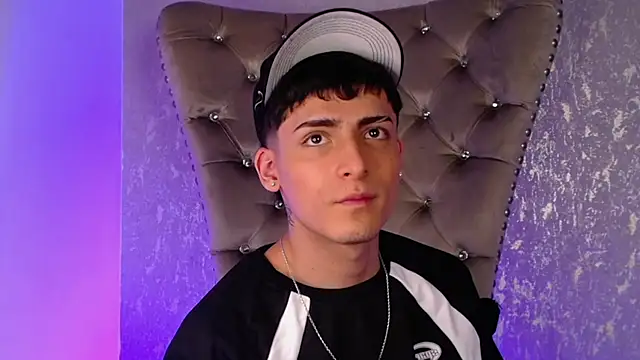 Snapshot of MateoMitchell chatting on 11-04-25, 04:33 MateoMitchell online show from 11-04-25, 04:33