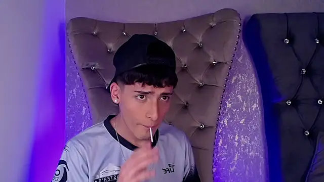 Snapshot of MateoMitchell chatting on 11-06-25, 04:46 MateoMitchell online show from 11-06-25, 04:46