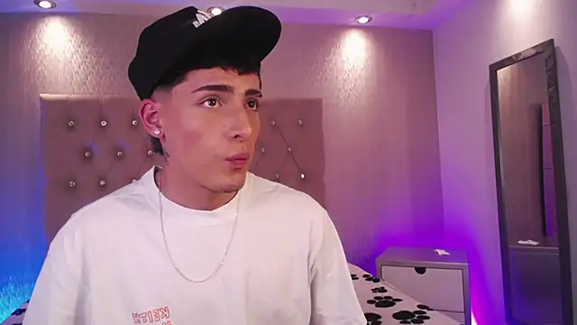 Snapshot of MateoMitchell chatting on 11-11-25, 09:04 MateoMitchell online show from 11-11-25, 09:04