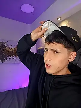 Snapshot of MateoMitchell chatting on 11-15-25, 04:43 MateoMitchell online show from 11-15-25, 04:43