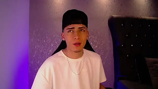 Snapshot of MateoMitchell chatting on 11-17-25, 05:13 MateoMitchell online show from 11-17-25, 05:13