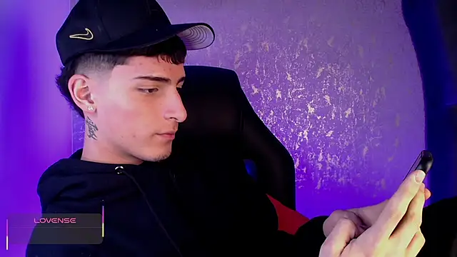 Snapshot of MateoMitchell chatting on 11-18-25, 04:28 MateoMitchell online show from 11-18-25, 04:28