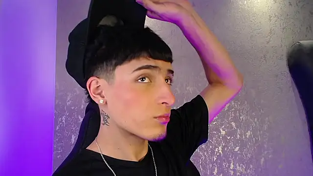 Snapshot of MateoMitchell chatting on 11-26-25, 04:46 MateoMitchell online show from 11-26-25, 04:46