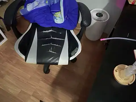 Snapshot of Wuza-H chatting on 10-22-25, 06:51 Wuza-H online show from 10-22-25, 06:51