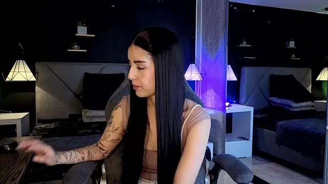 Snapshot of giapearl25 chatting on 11-19-25, 01:44 giapearl25 online show from 11-19-25, 01:44