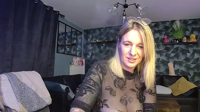 Snapshot of Delichieuse5 chatting on 10-07-25, 07:44 Delichieuse5 online show from 10-07-25, 07:44