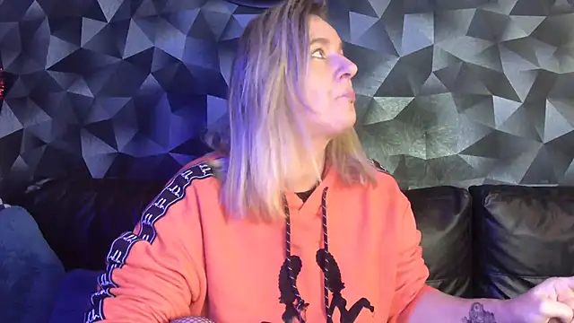 Snapshot of Delichieuse5 chatting on 11-03-25, 08:32 Delichieuse5 online show from 11-03-25, 08:32