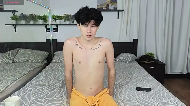 Snapshot of Cute_Mike chatting on 11-15-25, 12:41 Cute Mike online show from 11-15-25, 12:41