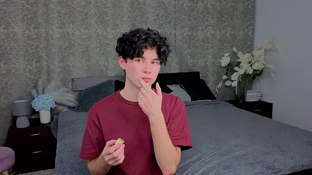 Snapshot of Cute_Mike chatting on 11-19-25, 07:58 Cute Mike online show from 11-19-25, 07:58