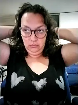 Snapshot of -saraqueen- chatting on 10-21-25, 02:51 -saraqueen- online show from 10-21-25, 02:51