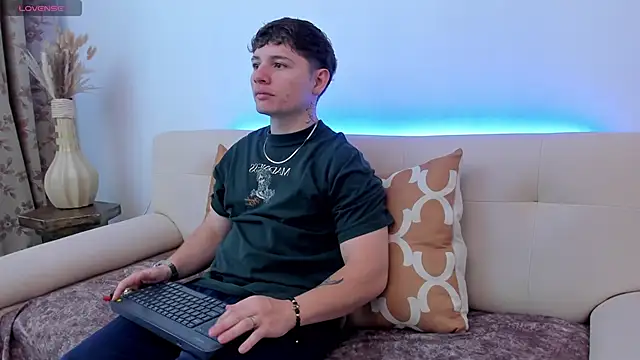 Leoo Miller online show from 10-17-25, 08:44