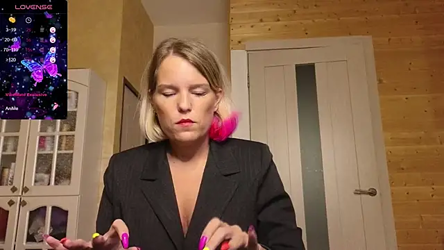 Snapshot of Lady_Shine chatting on 10-08-25, 09:23 Lady Shine online show from 10-08-25, 09:23