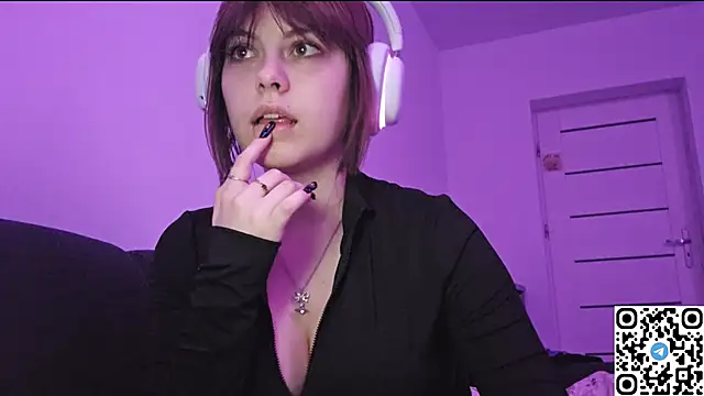 Snapshot of KristiBloom chatting on 11-02-25, 10:45 KristiBloom online show from 11-02-25, 10:45