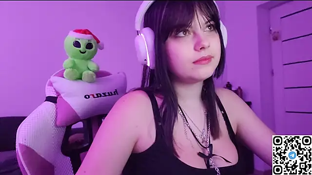 Snapshot of KristiBloom chatting on 11-17-25, 09:09 KristiBloom online show from 11-17-25, 09:09