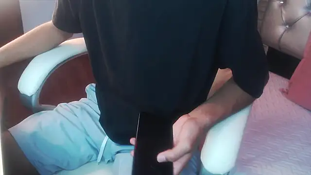 Snapshot of tyler_wolf1_ chatting on 10-29-25, 12:40 tyler wolf1 online show from 10-29-25, 12:40