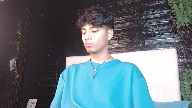 Snapshot of tyler_wolf1_ chatting on 11-05-25, 12:38 tyler wolf1 online show from 11-05-25, 12:38