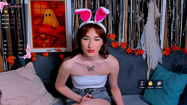 Olivia Grantt online show from 10-30-25, 01:07