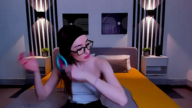 Olivia Grantt online show from 11-14-25, 01:04