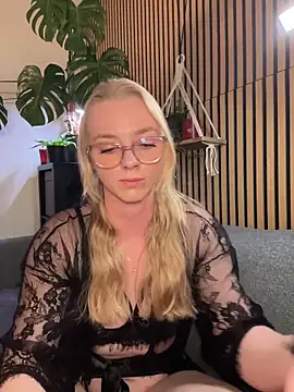 Snapshot of LinaLeana chatting on 03-01-26, 05:59 LinaLeana online show from 03-01-26, 05:59