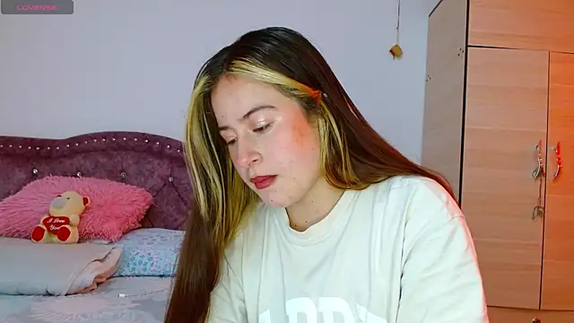 Snapshot of Hanssel_tess chatting on 10-17-25, 03:47 Hanssel tess online show from 10-17-25, 03:47