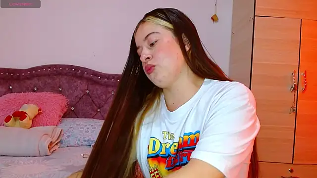 Snapshot of Hanssel_tess chatting on 10-18-25, 04:30 Hanssel tess online show from 10-18-25, 04:30