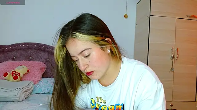 Snapshot of Hanssel_tess chatting on 10-22-25, 05:02 Hanssel tess online show from 10-22-25, 05:02