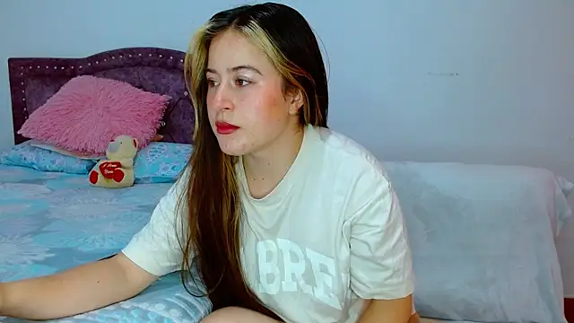 Snapshot of Hanssel_tess chatting on 10-31-25, 02:51 Hanssel tess online show from 10-31-25, 02:51