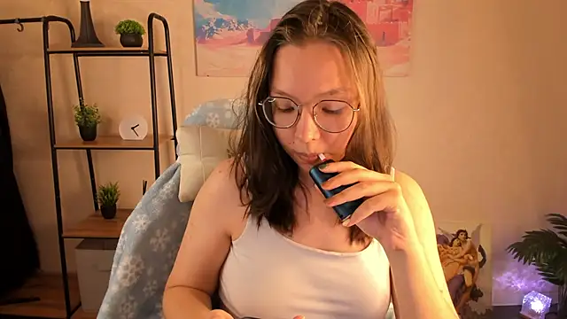 Nuura Moore online show from 10-10-25, 01:04