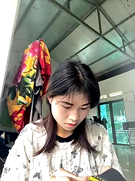 Snapshot of Mylinh- chatting on 10-10-25, 01:59 Mylinh- online show from 10-10-25, 01:59