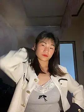 Snapshot of Mylinh- chatting on 10-16-25, 02:12 Mylinh- online show from 10-16-25, 02:12