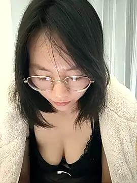 Snapshot of nini10052025 chatting on 10-29-25, 01:41 nini10052025 online show from 10-29-25, 01:41