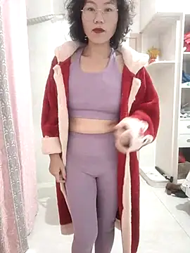 Snapshot of nini10052025 chatting on 11-18-25, 01:00 nini10052025 online show from 11-18-25, 01:00