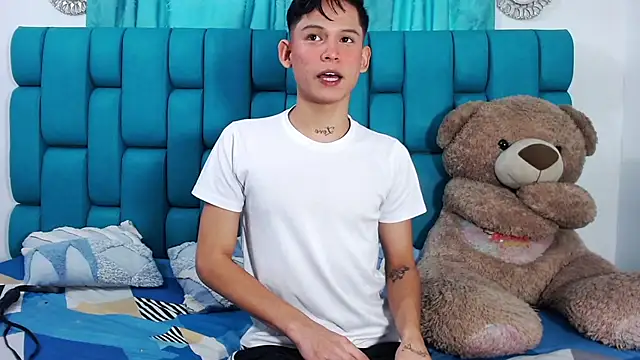 Snapshot of Brian_hot chatting on 10-13-25, 05:13 Brian hot online show from 10-13-25, 05:13