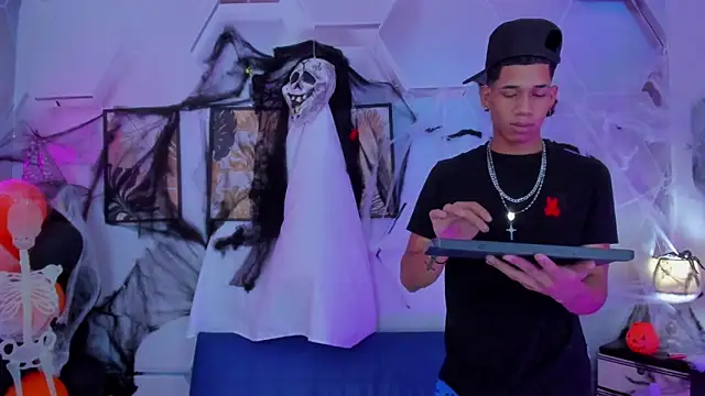 Snapshot of Little_nicoll chatting on 10-29-25, 11:50 Little nicoll online show from 10-29-25, 11:50