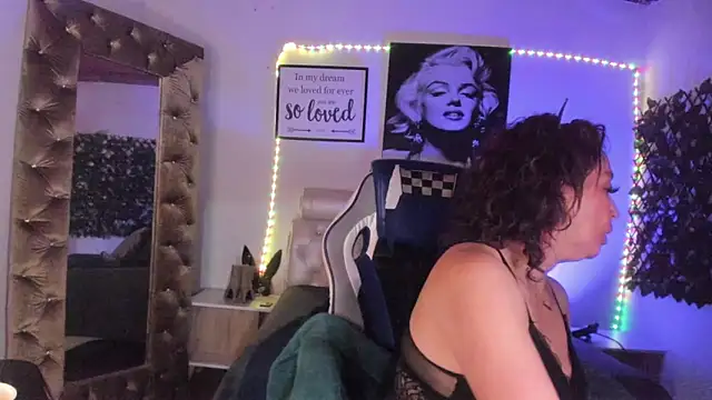 Snapshot of Beatricez chatting on 10-31-25, 06:42 Beatricez online show from 10-31-25, 06:42