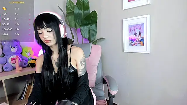 Snapshot of Bayonetta_doll chatting on 10-22-25, 04:29 Bayonetta doll online show from 10-22-25, 04:29